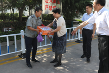省總工會(huì)、省財(cái)貿(mào)工會(huì)慰問(wèn)省儲(chǔ)備糧楊凌公司職工