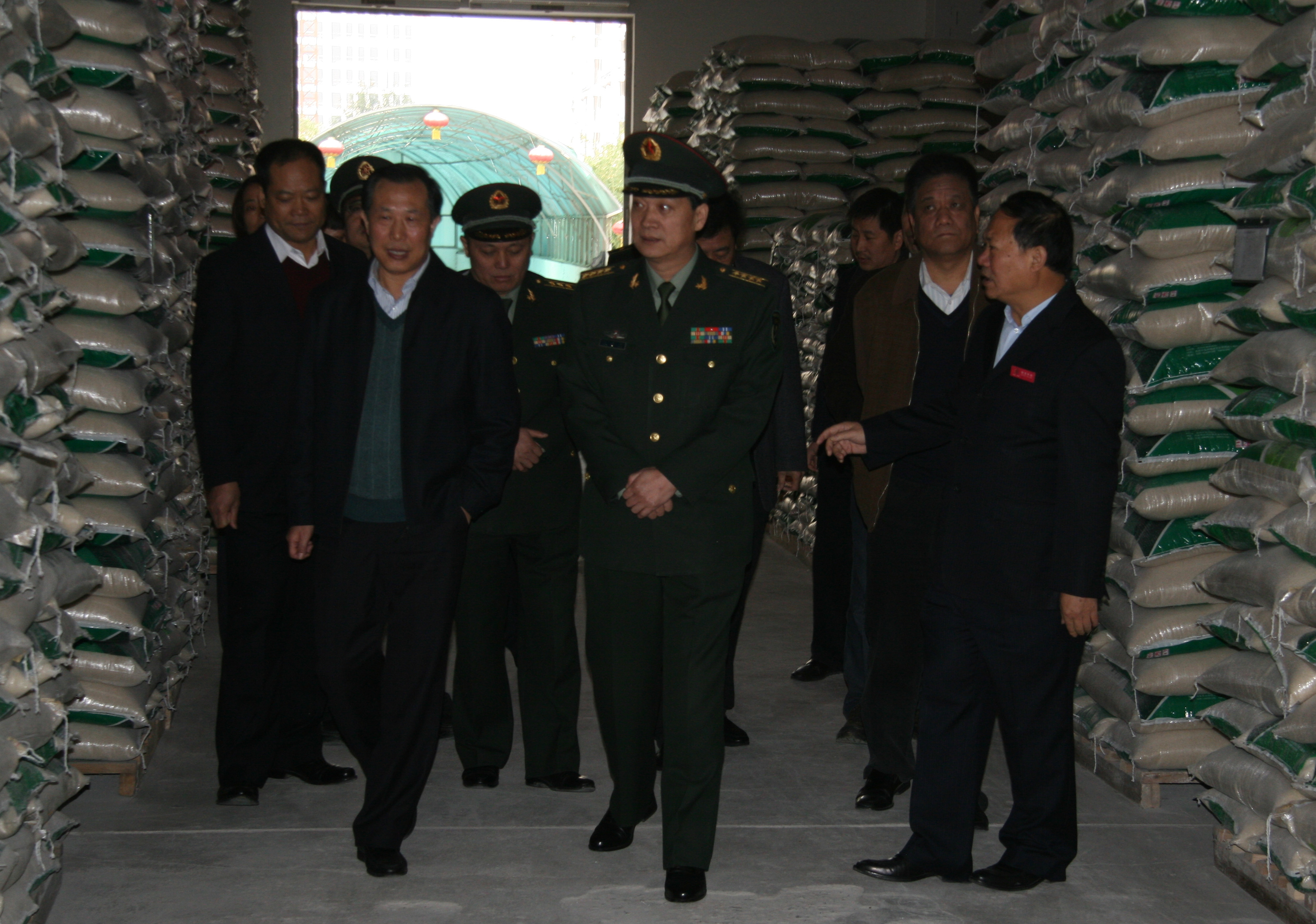 蘭州軍區(qū)軍需部檢查糧農(nóng)集團軍糧供應(yīng)工作
