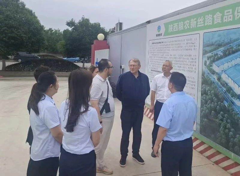 中俄友好、和平與發展委員會俄方主席鮑里斯·季托夫一行赴糧農新絲路食品保稅加工中心項目調研